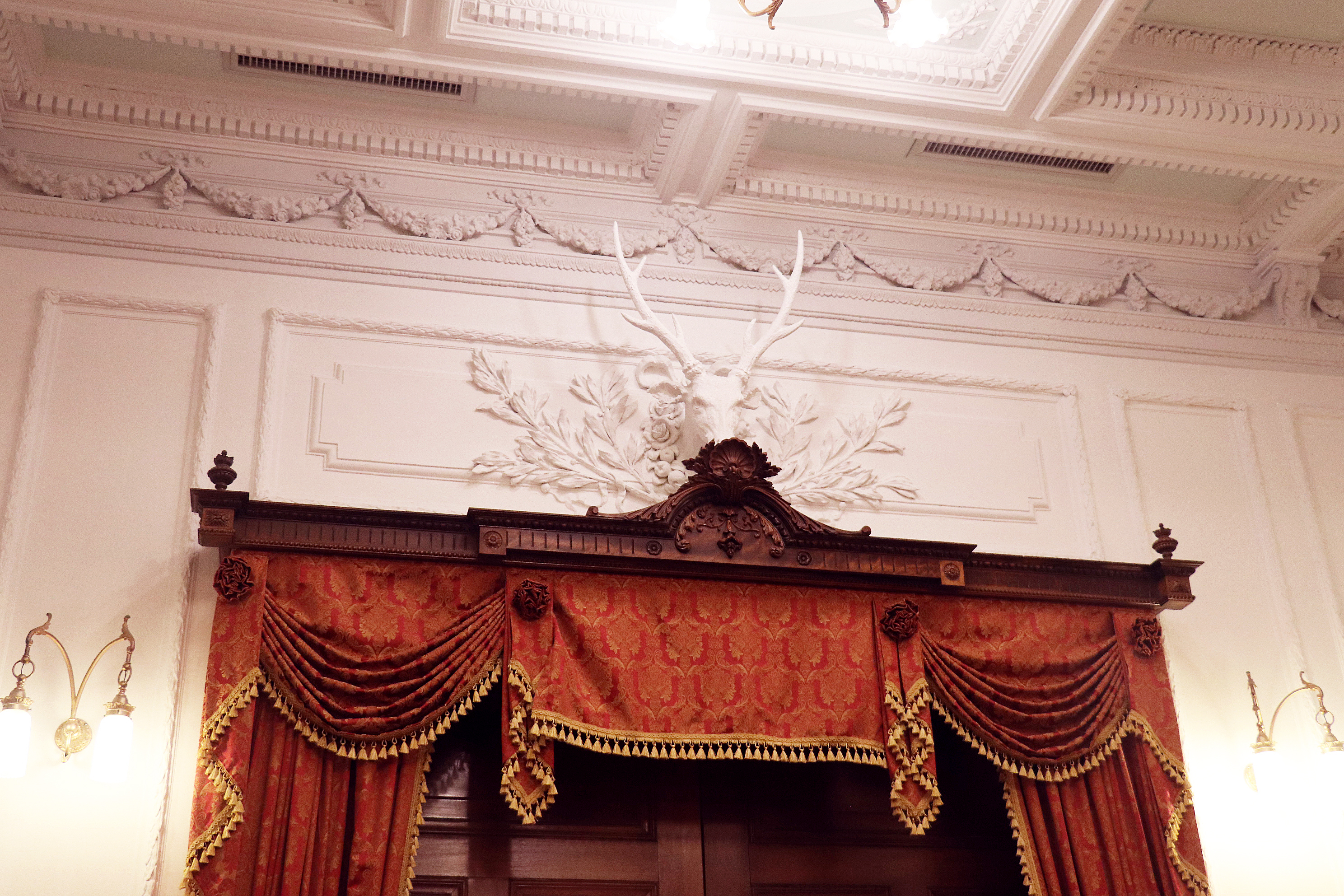 大廳木門上的布簾和鹿頭裝飾。
