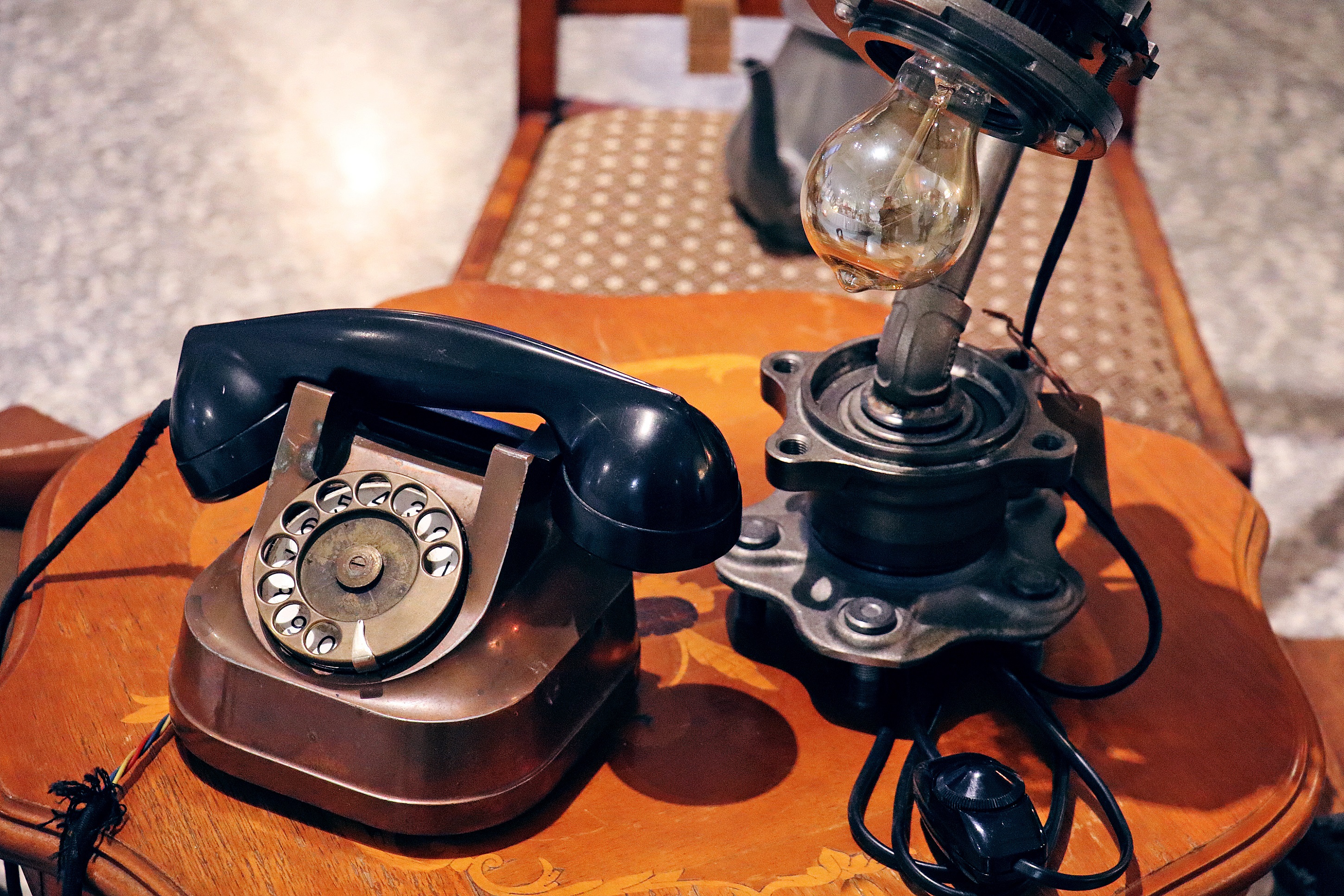 舊式電話與桌燈。