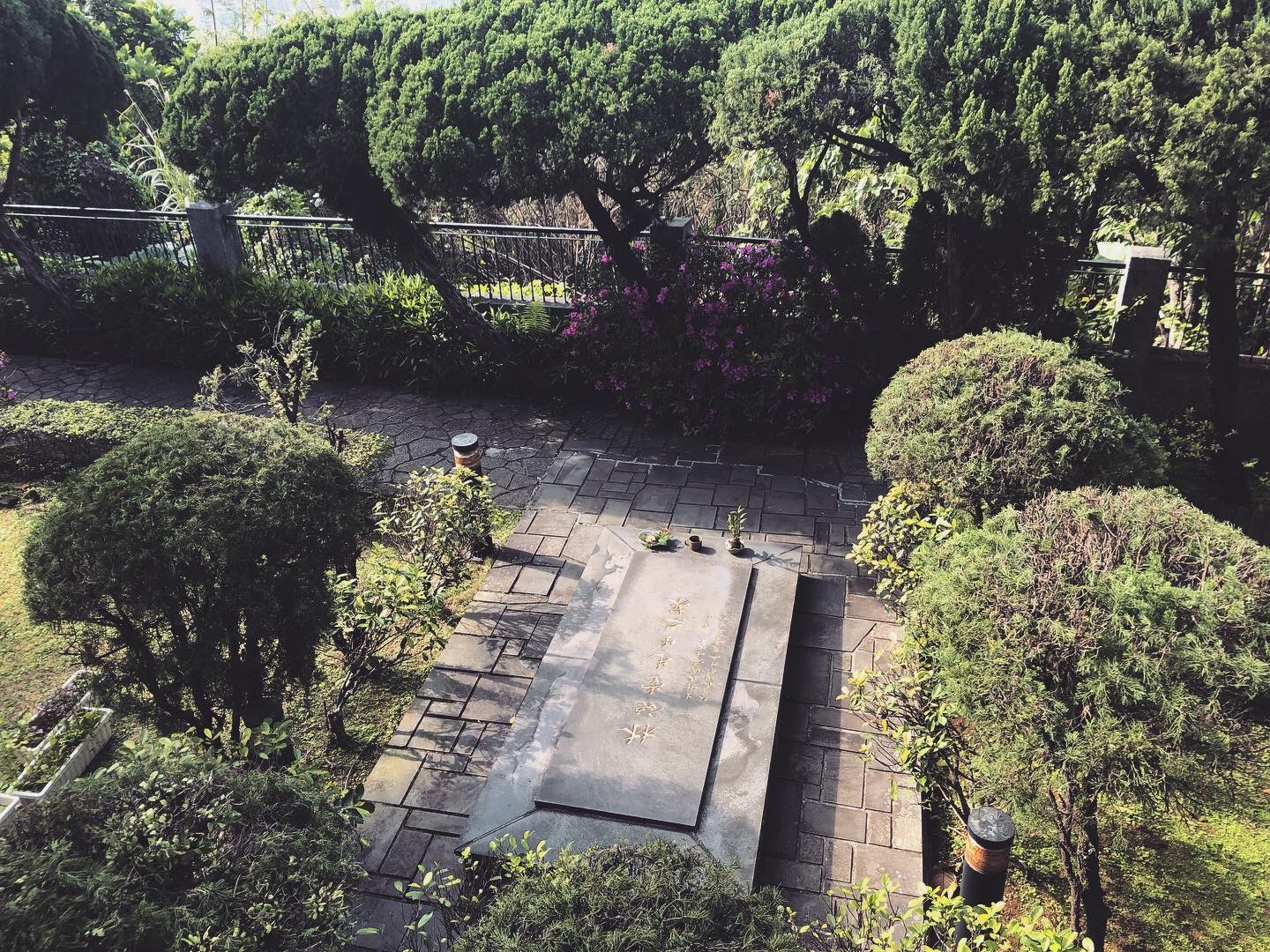從陽台看下去，林語堂先生之墓在花園中央的位址